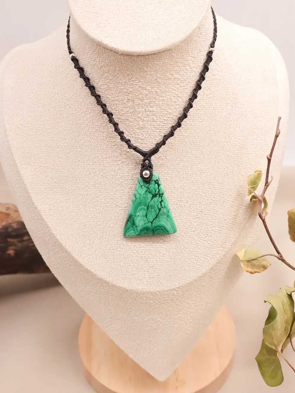 Collier en macramé Sève ancienne avec malachite porté sur buste