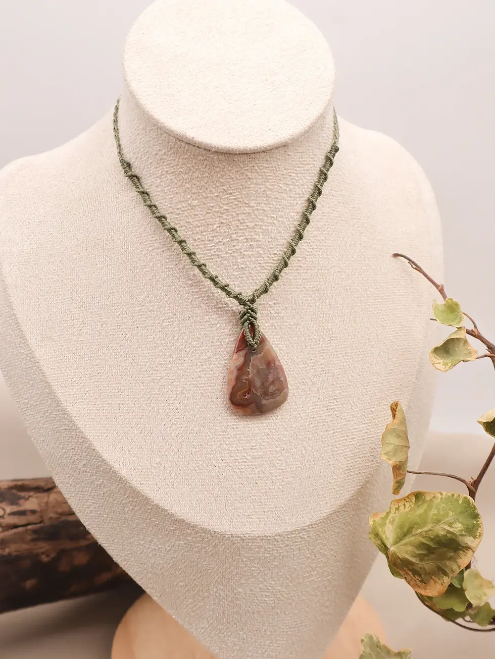 Collier en macramé Veines du monde avec agate crazy lace porté sur buste