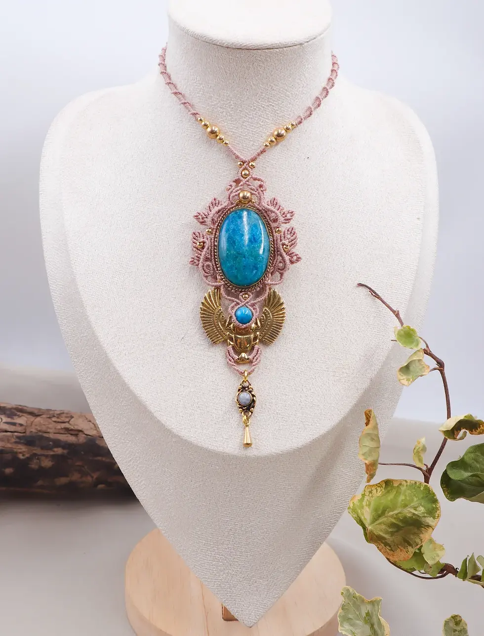 Collier macramé artisanal avec apatite bleue, scarabée doré et détails dorés sur buste