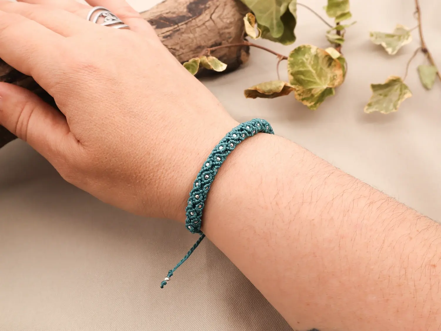 Bracelet en macramé Cylïa à perles plaqué argent porté au poignet