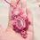 Miniature : pendentif macramé quartz rose et rhodonite Gardien du Cœur présenté dans la main