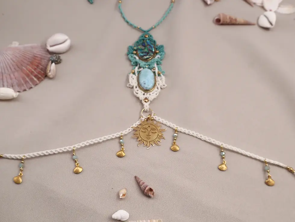 Miniature : Bijou de corps Marée Sauvage à plat avec coquillages, larimar, nacre d’Ormeau et soleil doré.