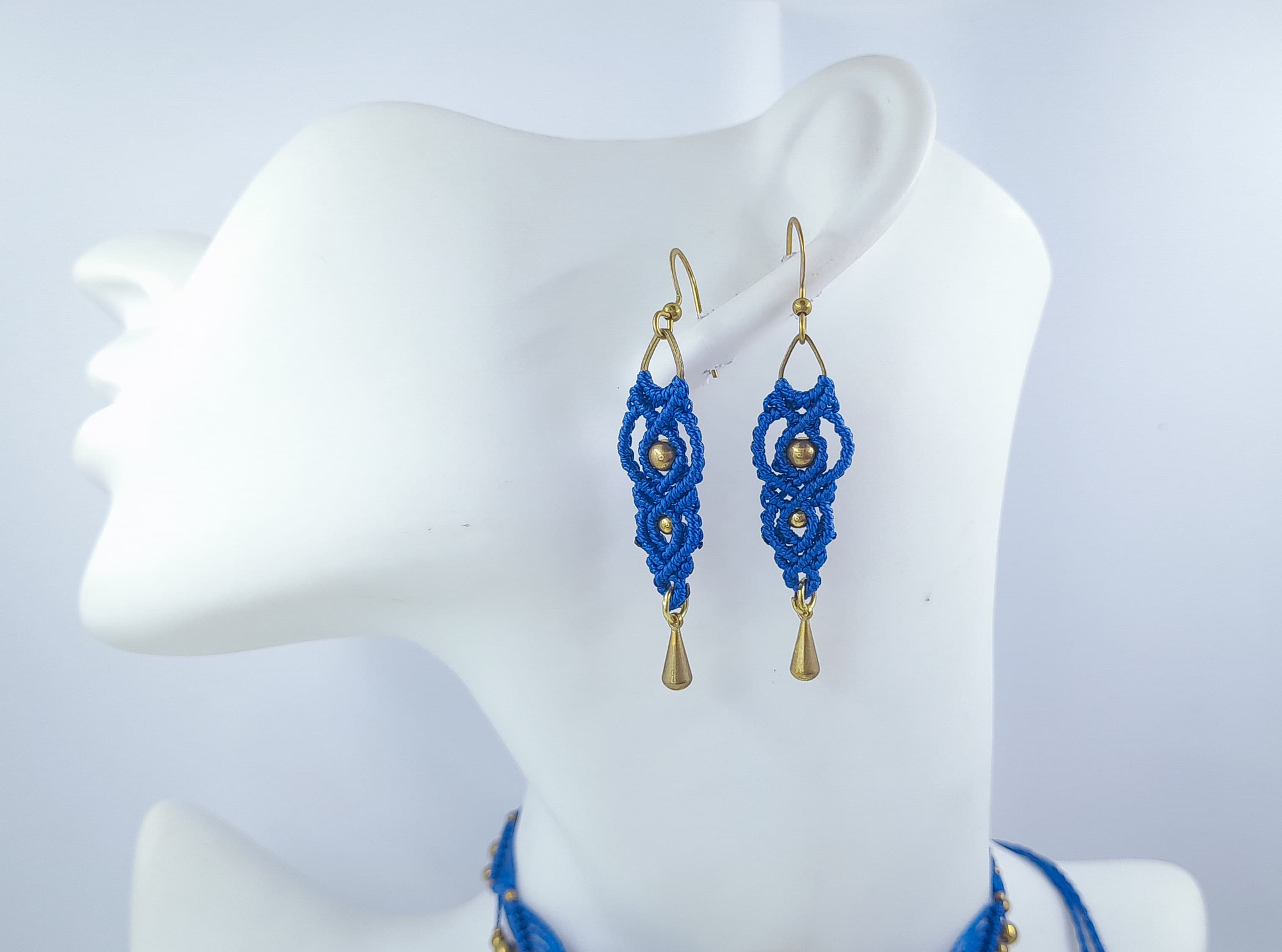 Boucles d’oreilles en macramé bleu petit poisson, bijou artisanal fait main
