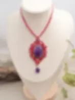 Collier en macramé Mémoire des lunes avec améthyste porté sur buste