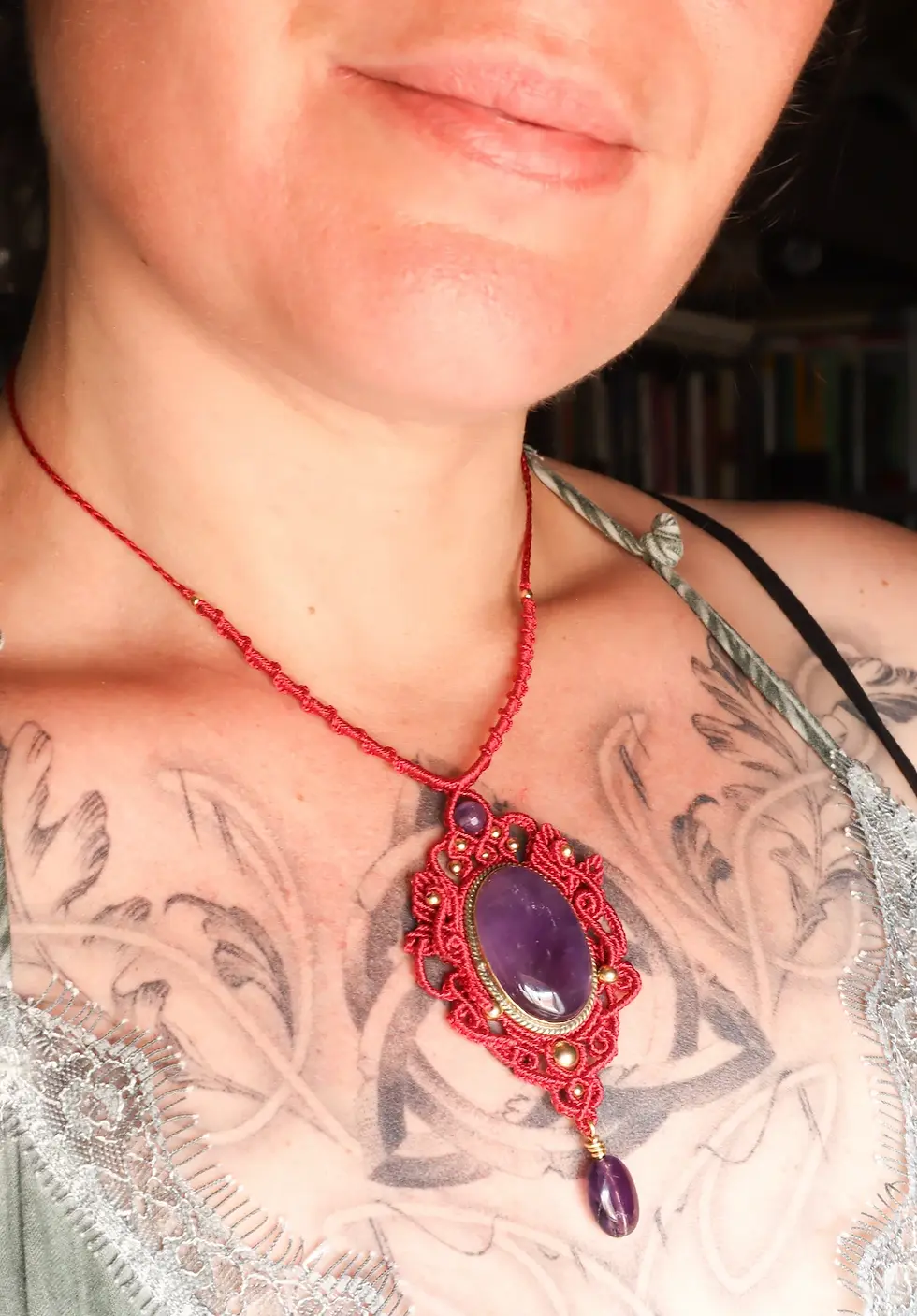 Collier en macramé Mémoire des lunes avec améthyste porté