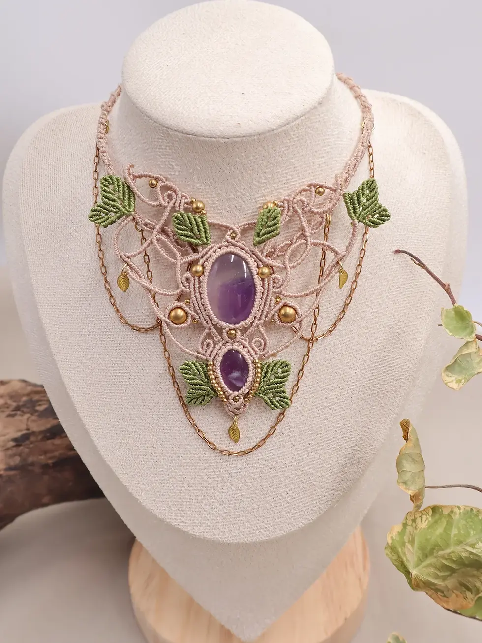Collier en macramé Düsgadh avec améthyste porté sur buste