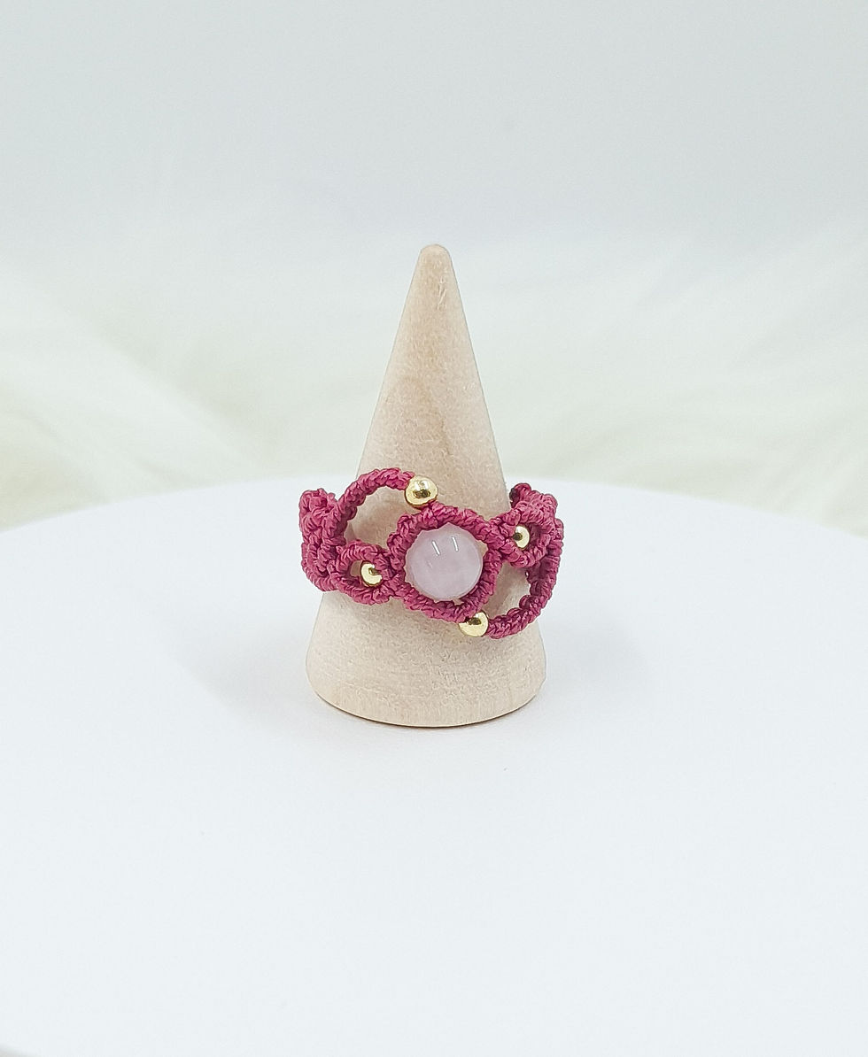 Bague macramé quartz rose modèle Auréa vue face, perle de pierre naturelle 8 mm et perles en laiton massif dorées.