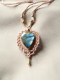 Talisman personnalisé sur connexion intuitive en micromacramé avec labradorite bleutée, fil beige, pierre de lune et perles dorées.