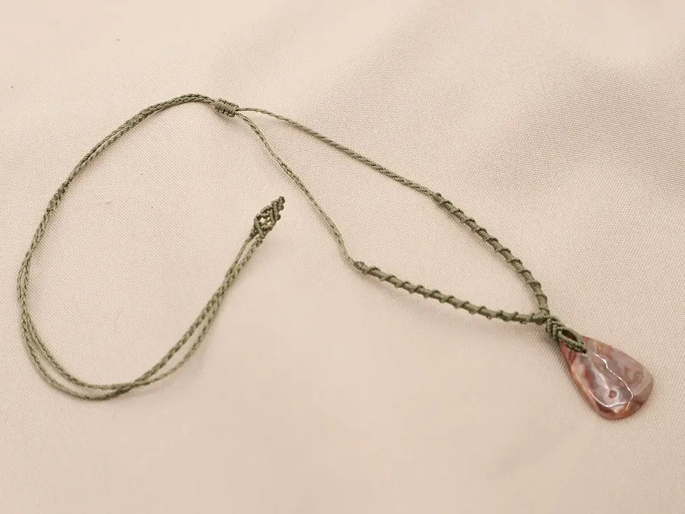 Miniature : Collier en macramé Veines du monde avec agate crazy lace à plat