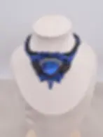 Collier Murmure abyssal en labradorite bleue, tour de cou en rocailles noires et macramé.