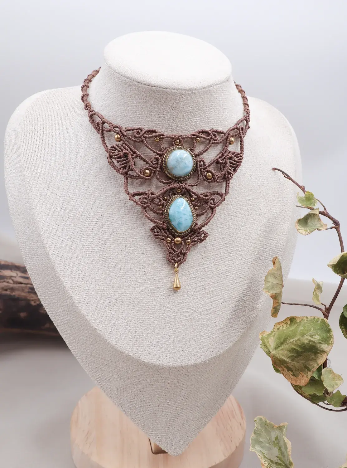 collier macramé Larimar porté, bijou artisanal double pierre bleue, style bohème spirituel, création faite main