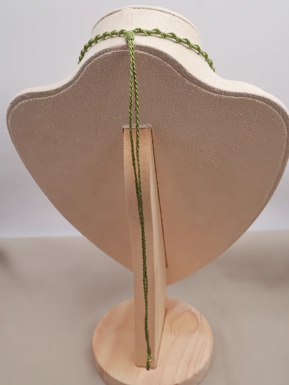 Miniature : Vue de dos du collier en macramé vert avec fermeture réglable par nœud coulissant.