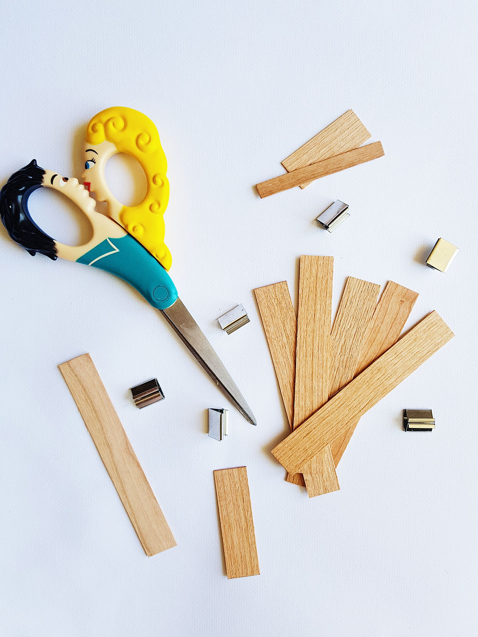 What are wooden wick candles?