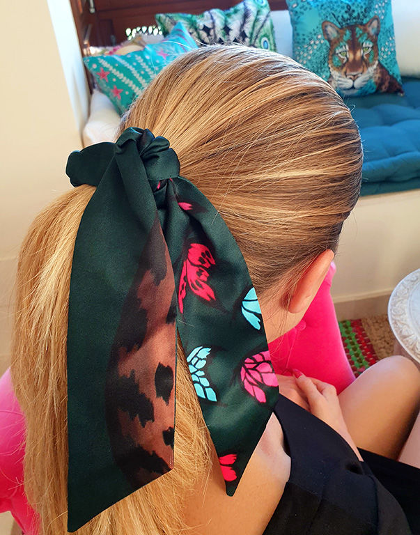 Miniatura: Scrunchie con lazo de leopardo y mariposas