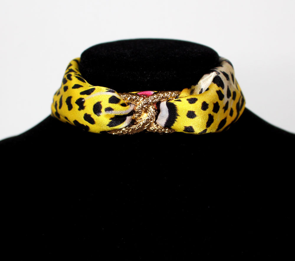 Gargantilla de leopardo amarillo