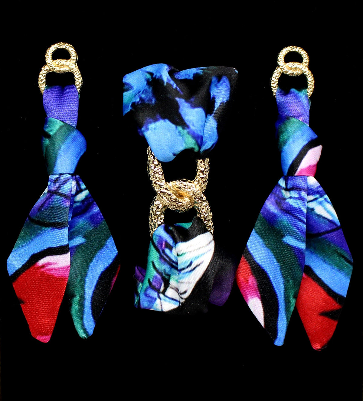 Arete y brazalete con lazo de tigre y pavo real