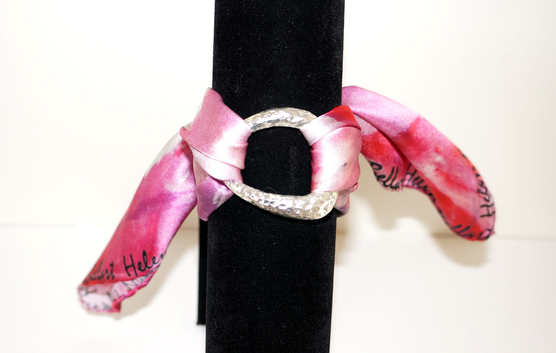 Pulsera de seda rosa peonía