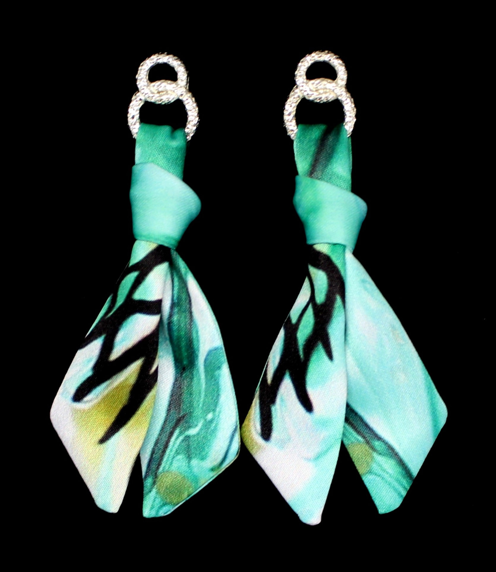 Pendiente de lazo caballito de mar negro