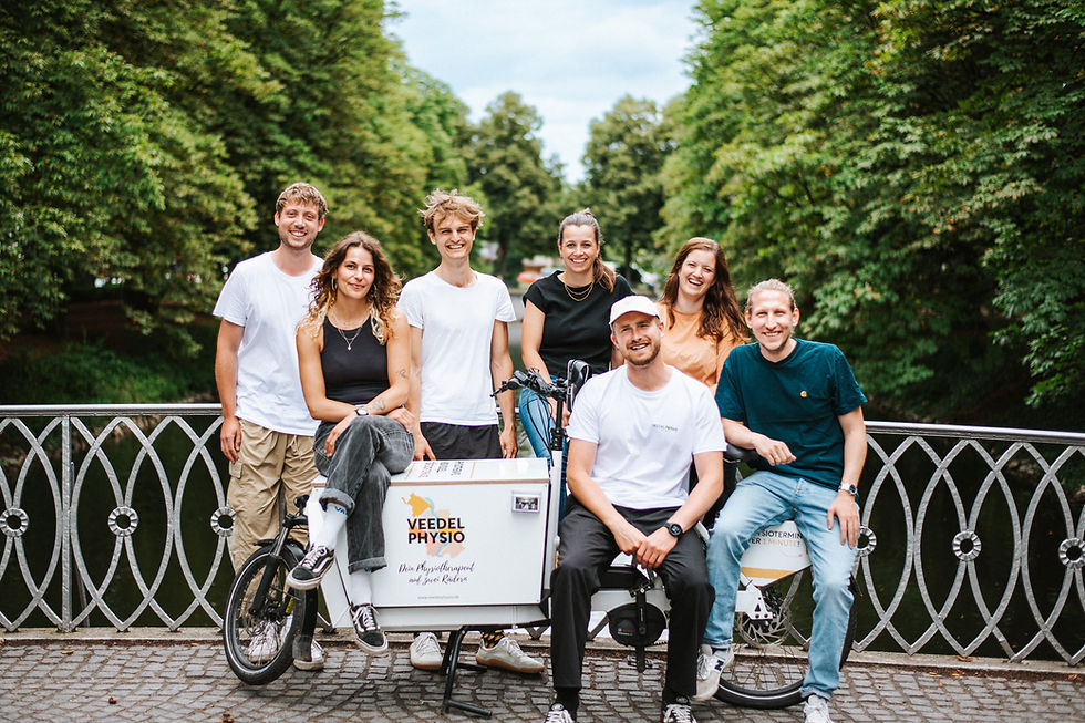 Team von Veedelphysio Düsseldorf mit Lastenfahrrad – mobile und private Physiotherapie mit