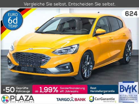 Ford Focus in auffälligem Orange, professionell fotografiert, ideal für Fahrzeugpräsentationen, Inserate und Automobilmarketing.