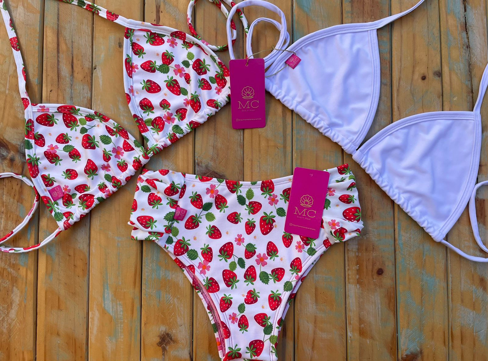 Combo Cortininha Morango / Branco e Calcinha Bombom Cós Alto Morango