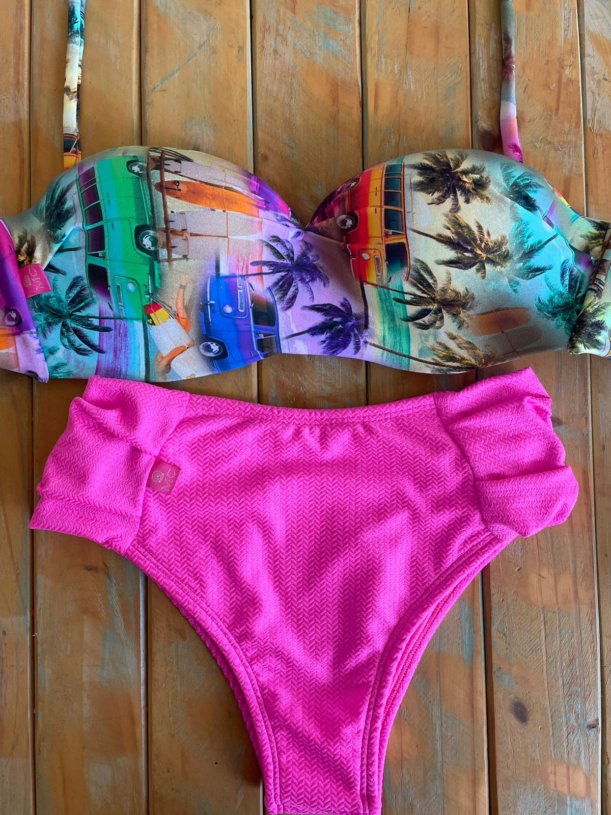 Parte de Cima Tomara Que Caia komby e Calcinha Bombom cos alto pink fluor