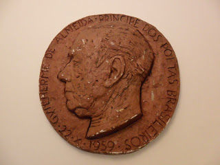 Efígie_em_gesso,_de_Galileo_Emendabile._Homemagem_a_GA_em__1959.JPG