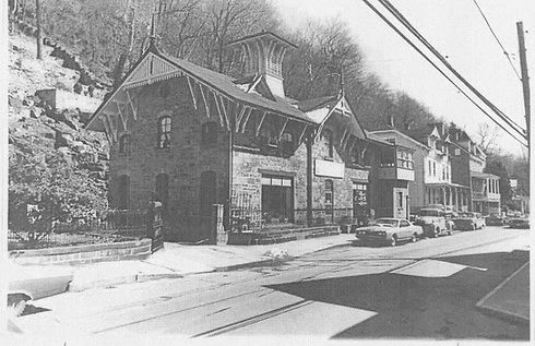 carriage house history.jpg