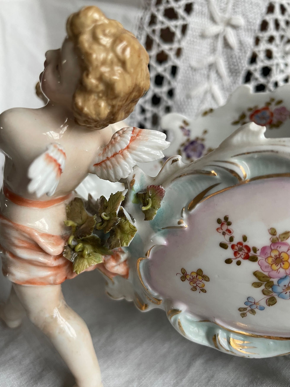 Thumbnail: Jardinière angelots en biscuit 