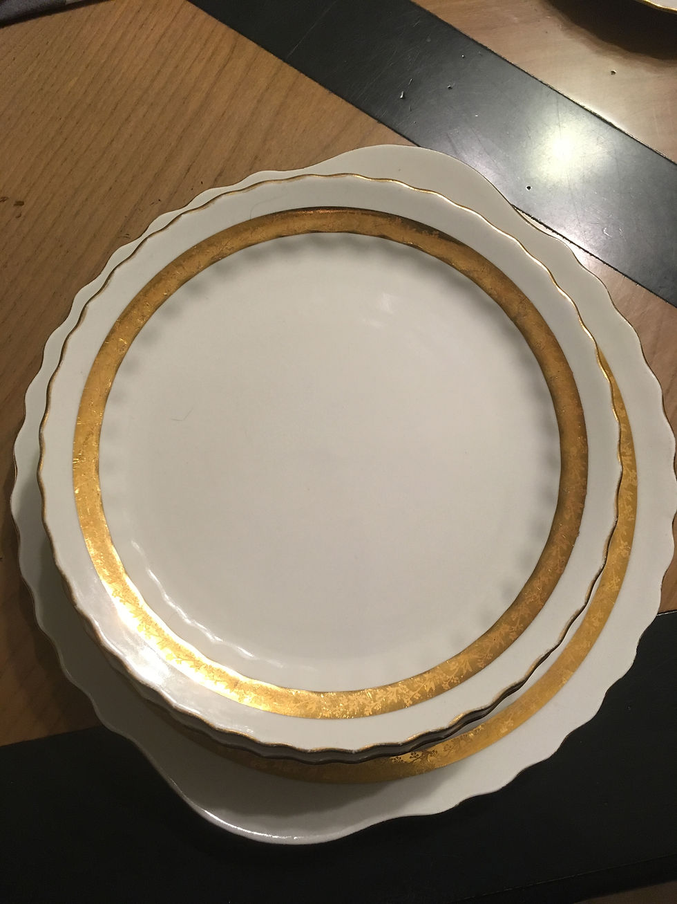 Lot plat et ses 8 assiettes dorées