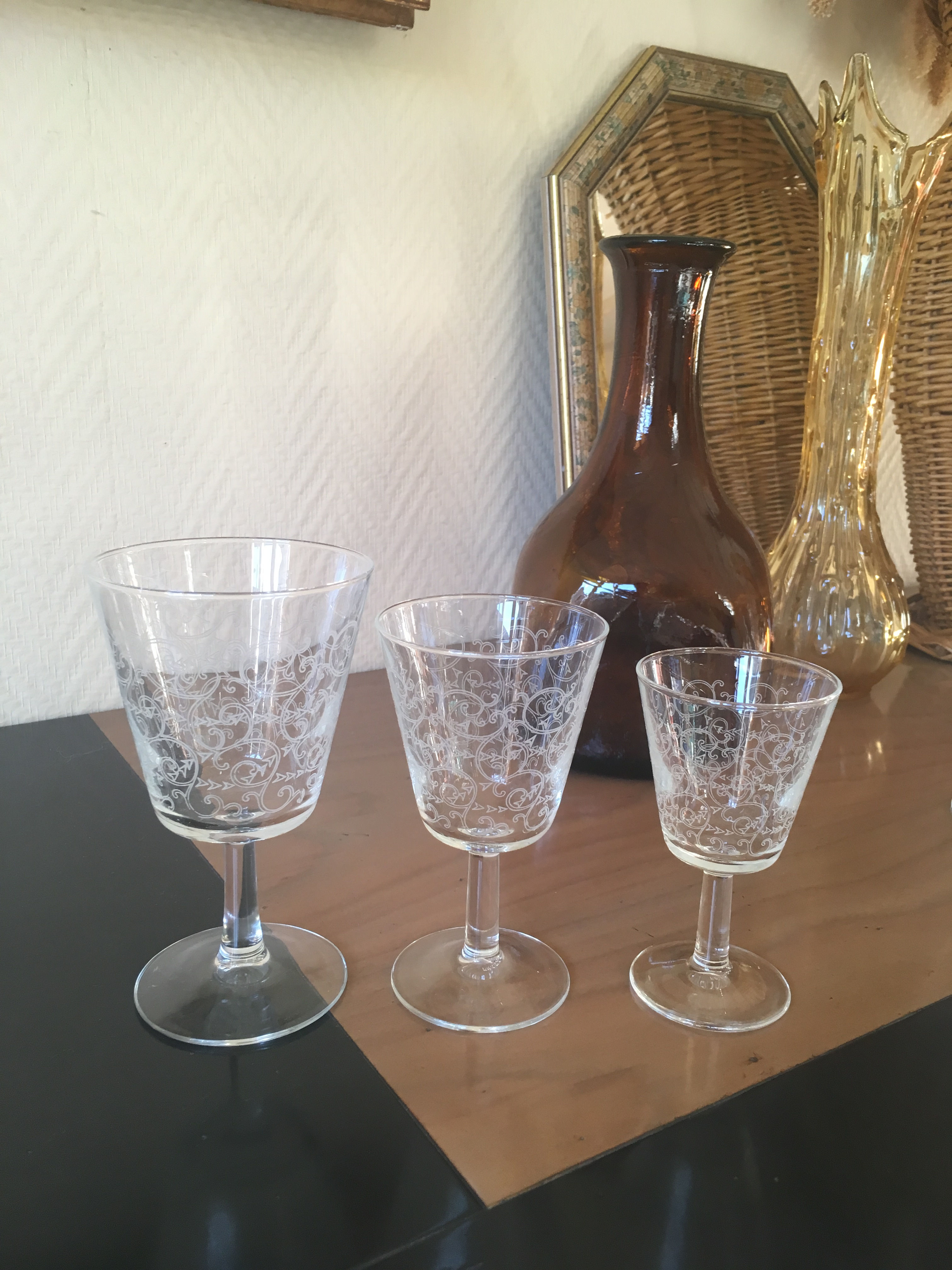 Petit verre à pied ancien gravé