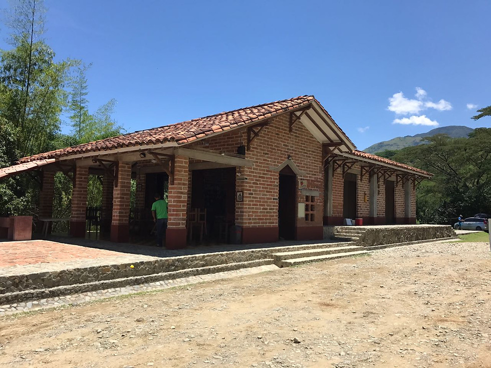 Miniatura: Salón Comunal y Tienda de Abarrotes en Antigua Estación del Ferrocarril