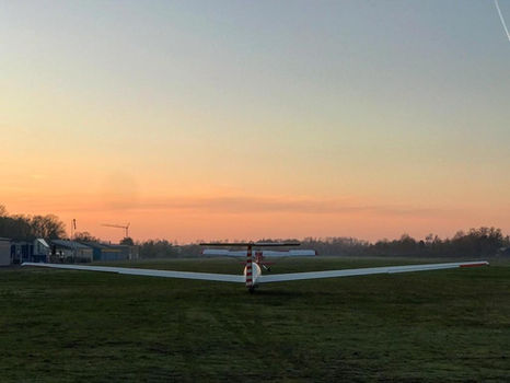 Zweefvliegtuig bij zonsopgang