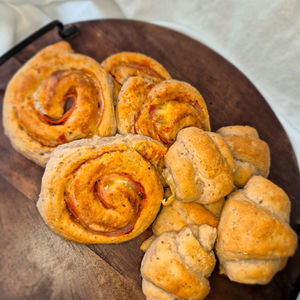 Halvgrove pizzasnurrer og fylte horn