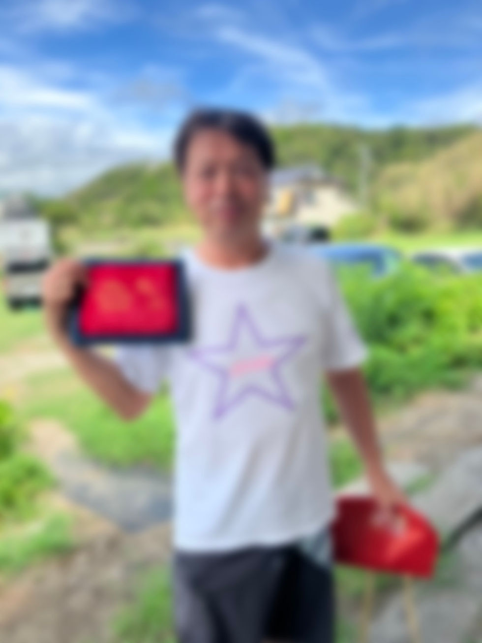還暦祝いのプレゼントをもらってご満悦の様子