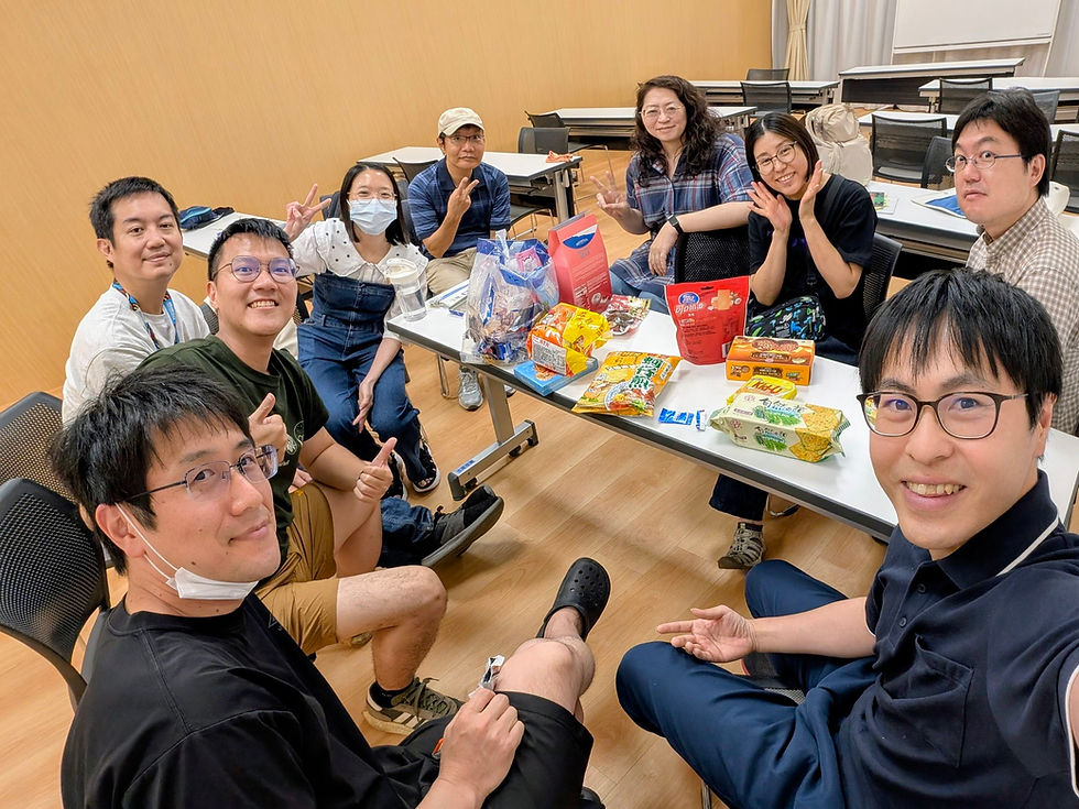 輪になっておやつを食べながらおしゃべり♪