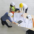 5130354-visao-superior-de-engenharia-pessoas-se-encontram-engenharia-pessoas-trabalho-corp
