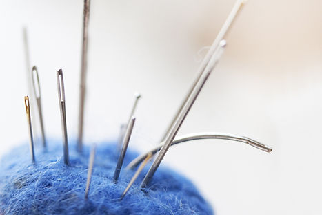 Garn-Ball mit Nadeln