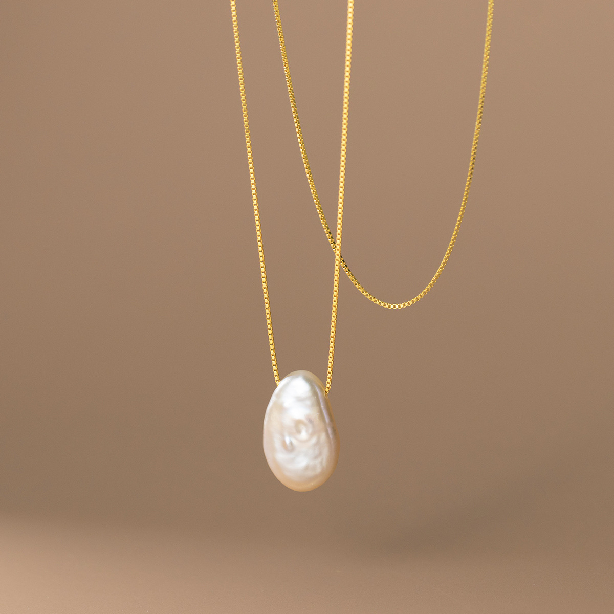 Lustre Irregular Pearl Necklace detail 5