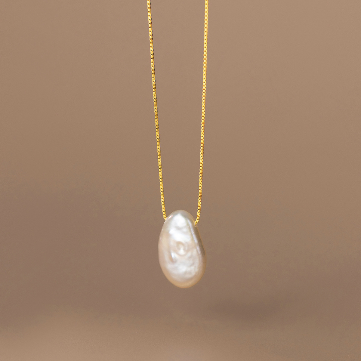 Lustre Irregular Pearl Necklace detail 3