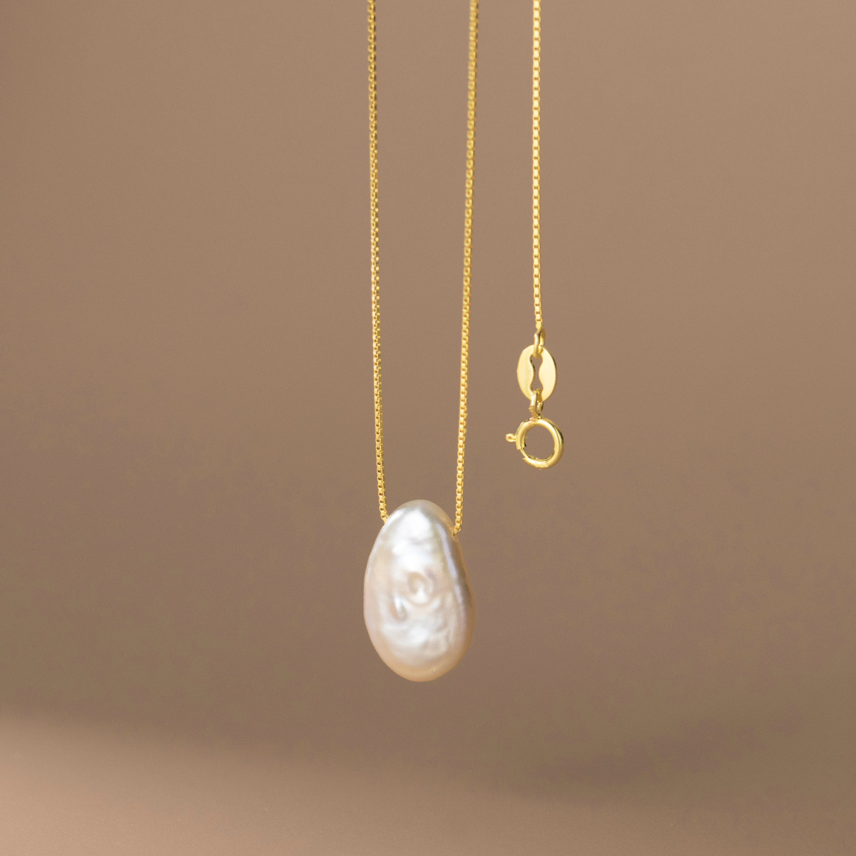 Lustre Irregular Pearl Necklace detail 4