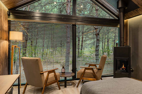 крісла біля панорамного вікна