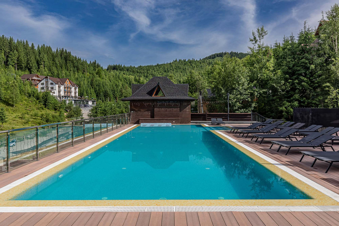 фото басейну в горах