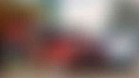 Famílias e entusiastas reunidos junto a automóveis clássicos no parque, celebrando o Dia da Mulher em ambiente festivo