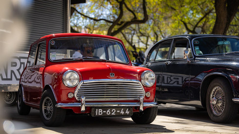 Automóveis clássicos invadem Benfica na Praça do Fonte Nova