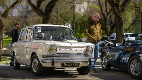 Automóveis clássicos invadem Benfica na Praça do Fonte Nova