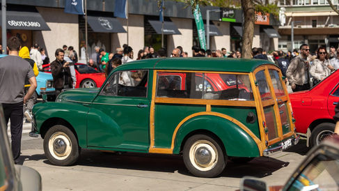 Automóveis clássicos invadem Benfica na Praça do Fonte Nova