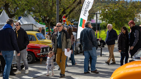 Automóveis clássicos invadem Benfica na Praça do Fonte Nova