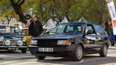 Automóveis clássicos invadem Benfica na Praça do Fonte Nova