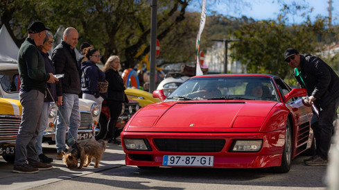 Automóveis clássicos invadem Benfica na Praça do Fonte Nova